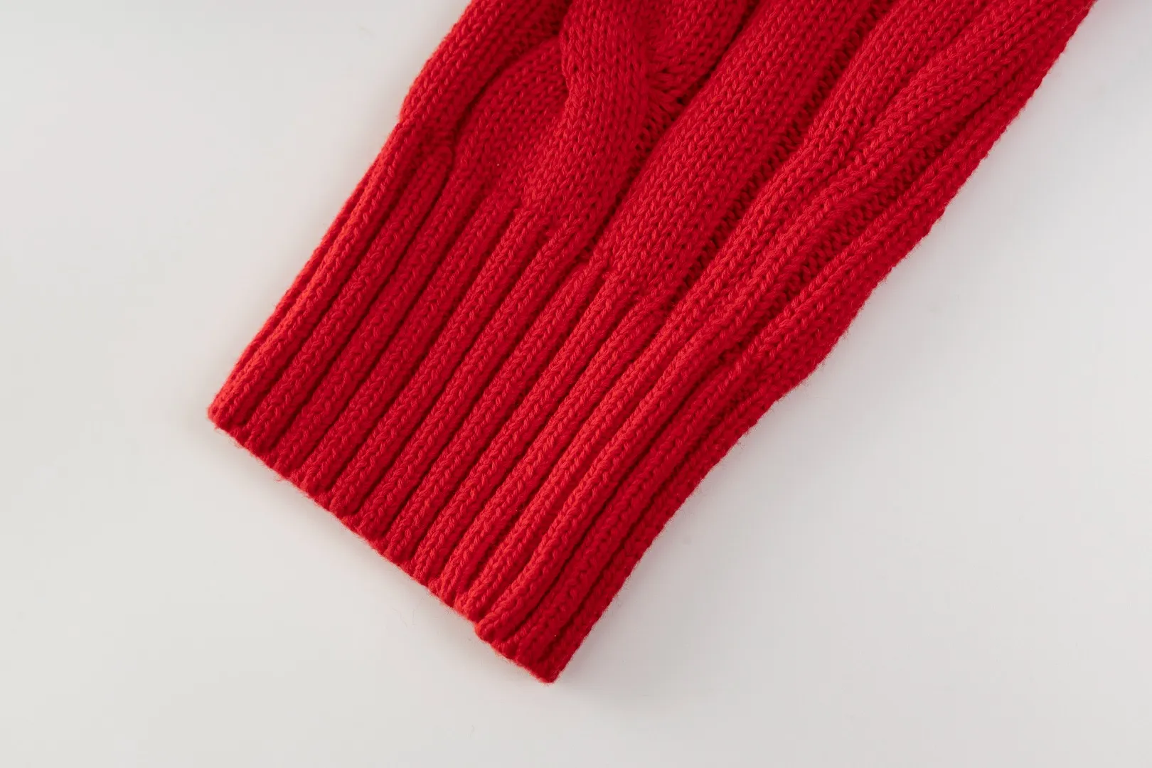 P220 #R91 RALPH LAUREN Ralph Lauren fourteen colors classic small label embroidery round neck pullover cable cardigan sweater men's top, high-density LOGO embroidery on the chest, original customization of tag accessories. Made of pure cotton yarn, pure cotton is skin-friendly and comfortable, small label war horse embroidered twist button round neck sweater 🐎 high quality, follow the blogger to learn how to wear it! Let’s buy a Ralph Lauren cable sweater. It’s a super hard-to-find series after it became popular. It’s hard to find one on the official website. It’s simple and practical to wear, with a lazy and loose feel. The thickened fabric has more texture, feels soft and delicate, and has a loose fit. Whether worn alone or layered, you can wear different styles of fashion with just one piece!   Size：XS S M L Sleeve length: 59/60/61/62/63